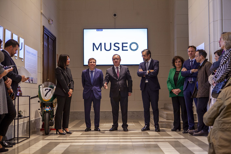 El alcalde de Madrid inaugura el museo de Comillas.